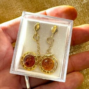 NIB AMBER IN GOLD DANGLE EARRINGS